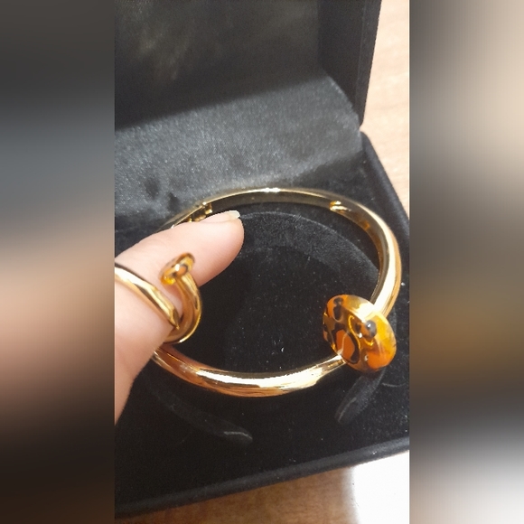 Fashion desighn set of bracelet and aring - Picture 2 of 4